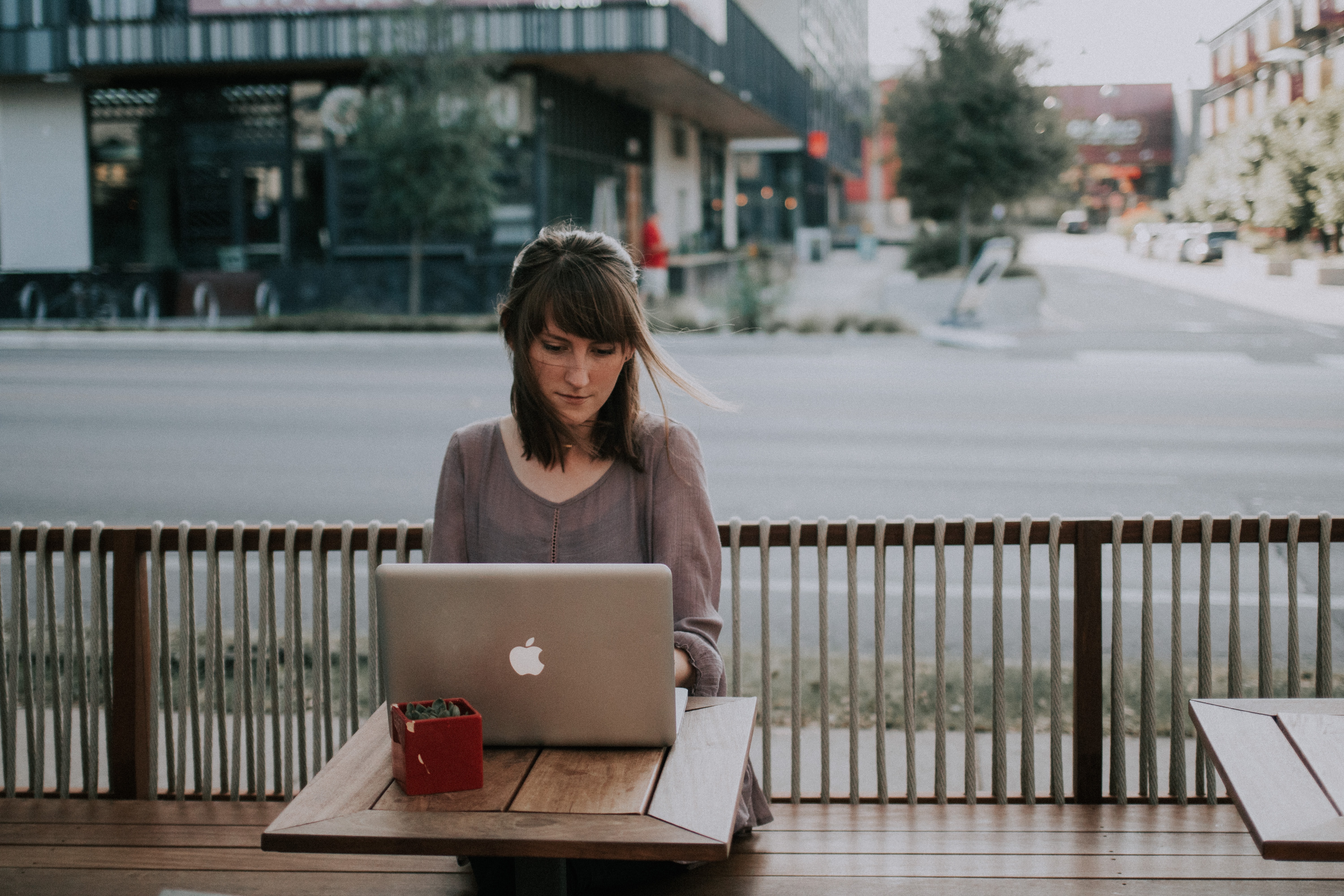 Digital nomad girl aan het werk op een terras