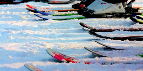 Skis alignés prêts pour le départ